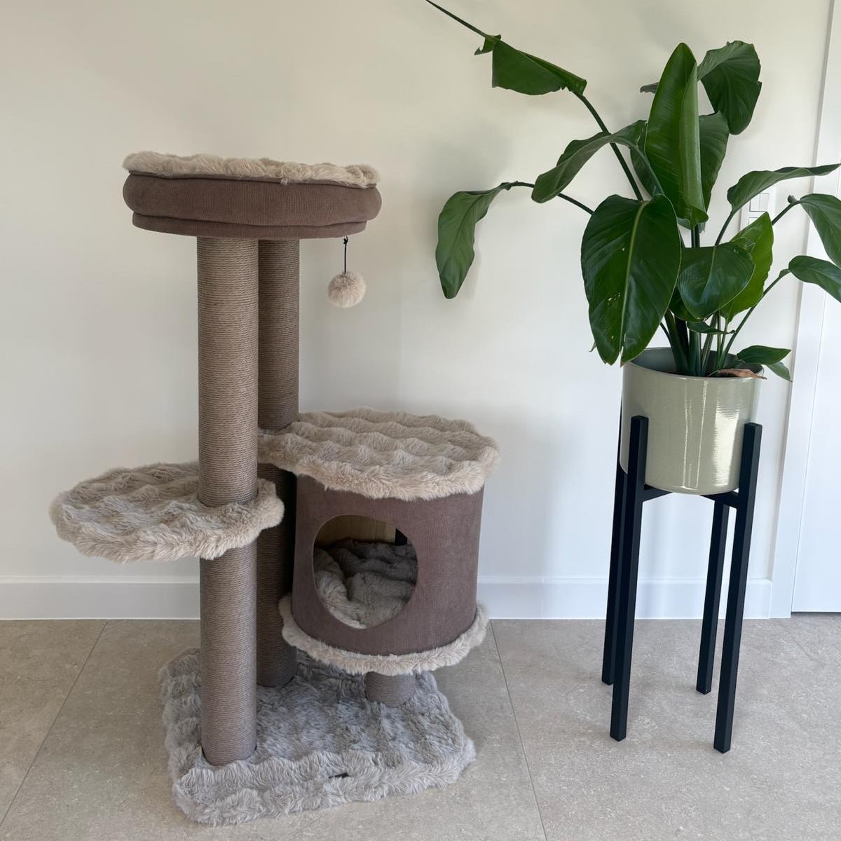 Krabpaal taupe met huisje Krabpalen designforpets