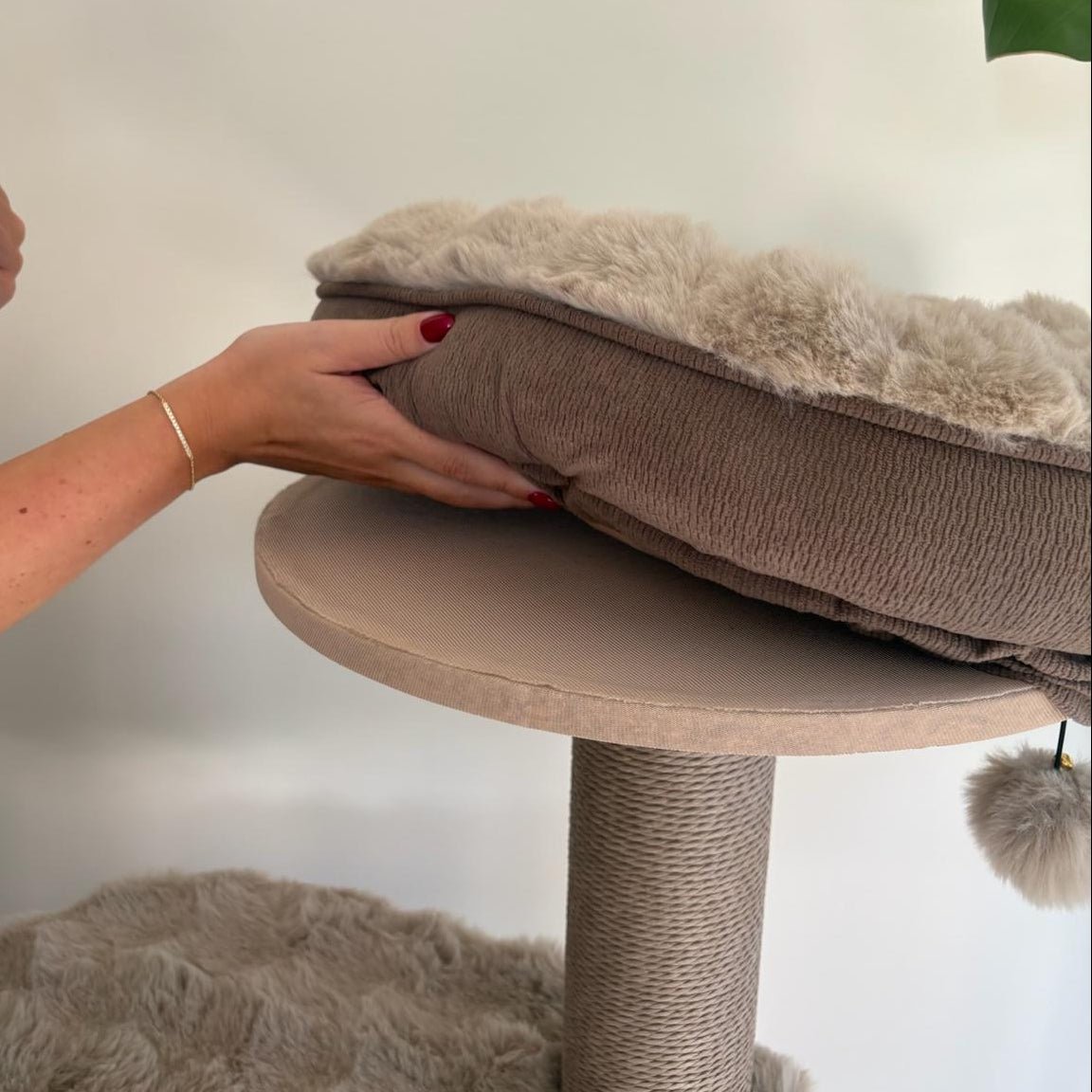 Krabpaal taupe met huisje Krabpalen designforpets