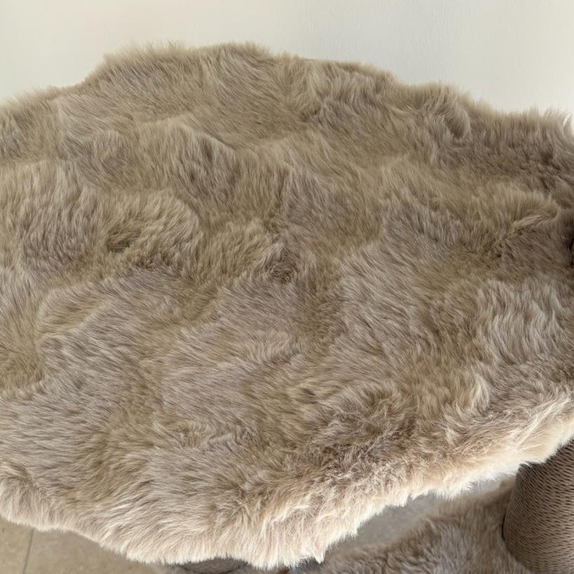 Krabpaal taupe met huisje Krabpalen designforpets